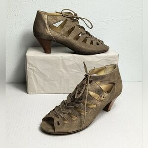 Paul Green Múnchen 7 Tan Ankle Booties with Cut-Out Design Low Heel Lace Up
